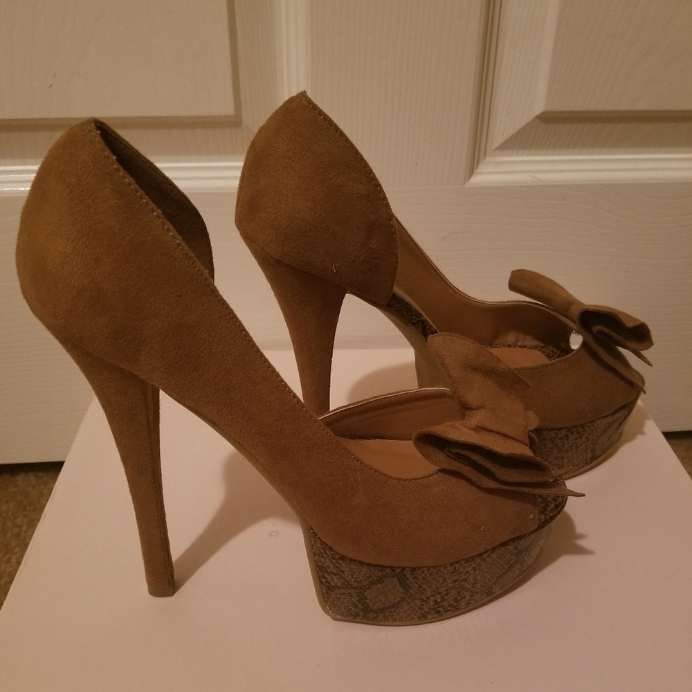 Brown Chinese Laundry platform heel Sz. 8.5